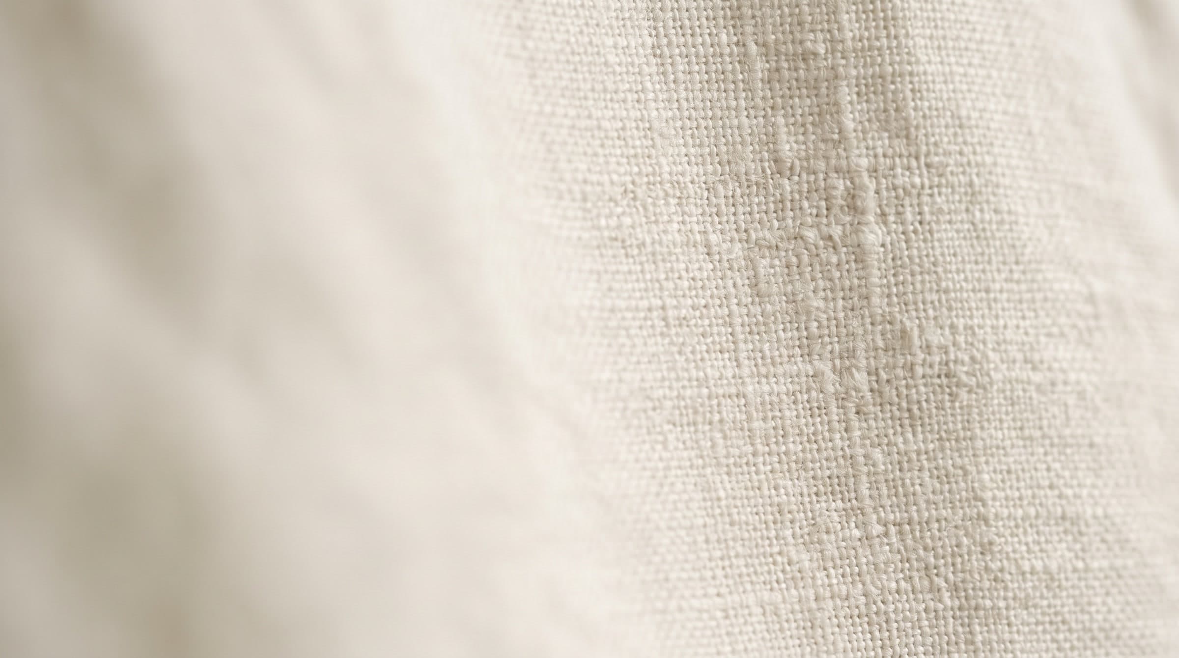 Gros plan sur la trame d’un textile en lin.